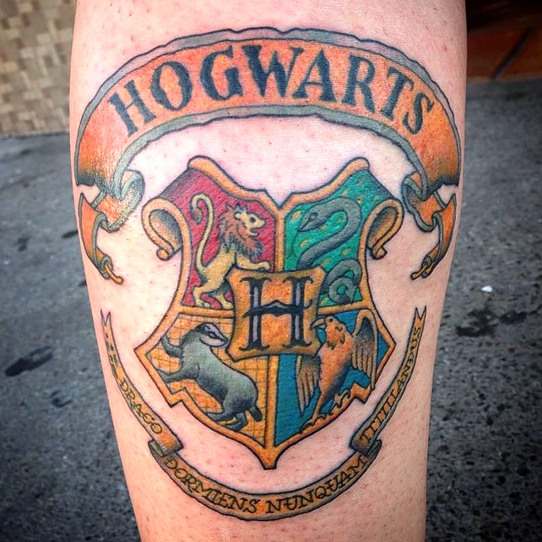 Татуировка герб Хогвартса