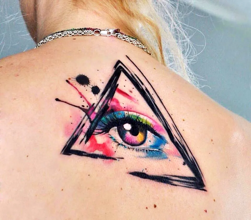 Татуировка глаз в треугольнике