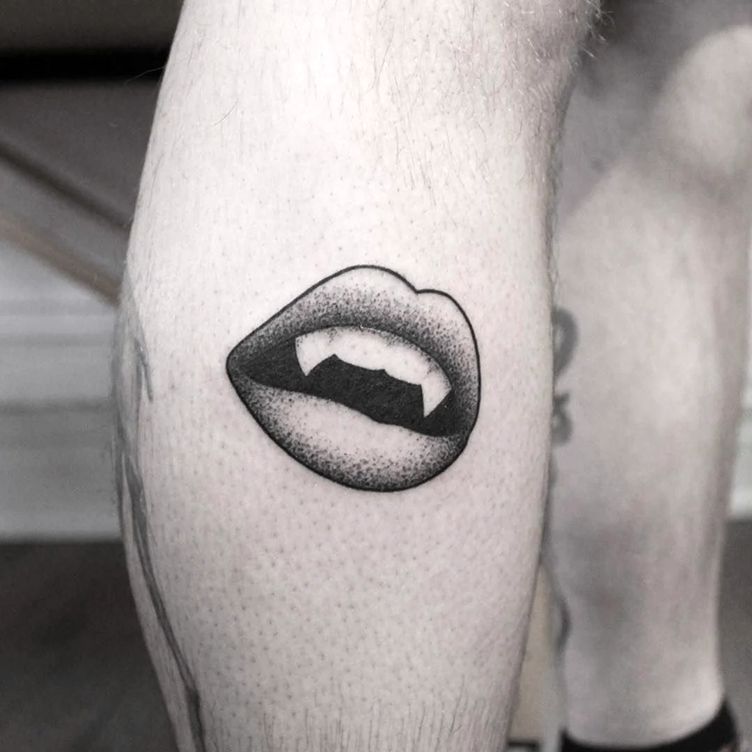 Татуировка губы маленькая