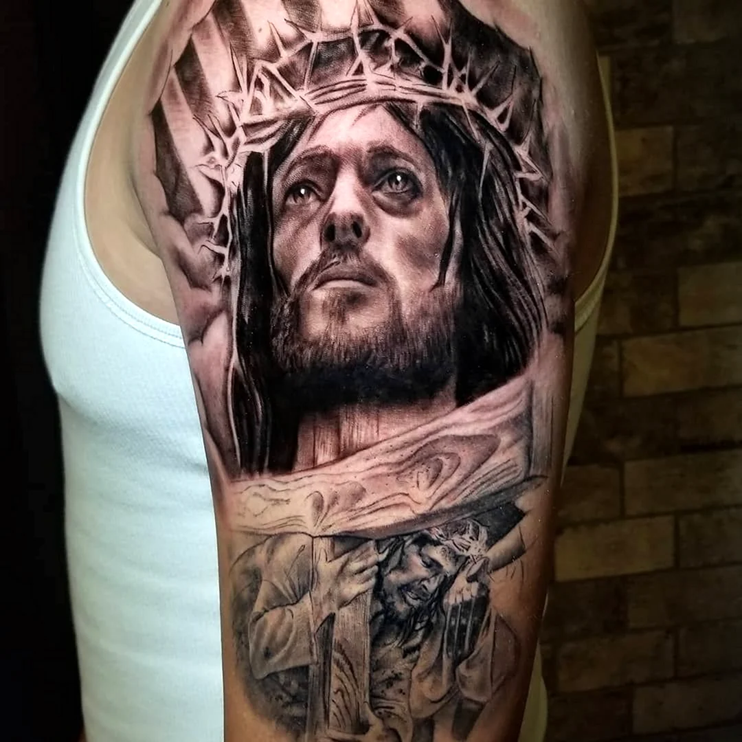 Татуировка Иисуса на плече