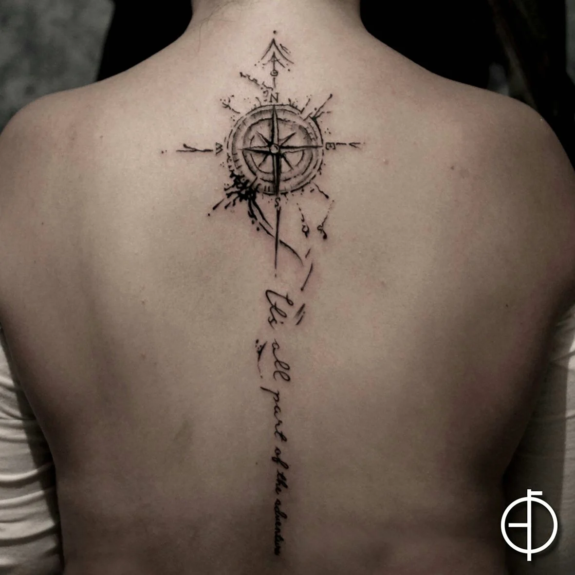 Татуировка компас на спине