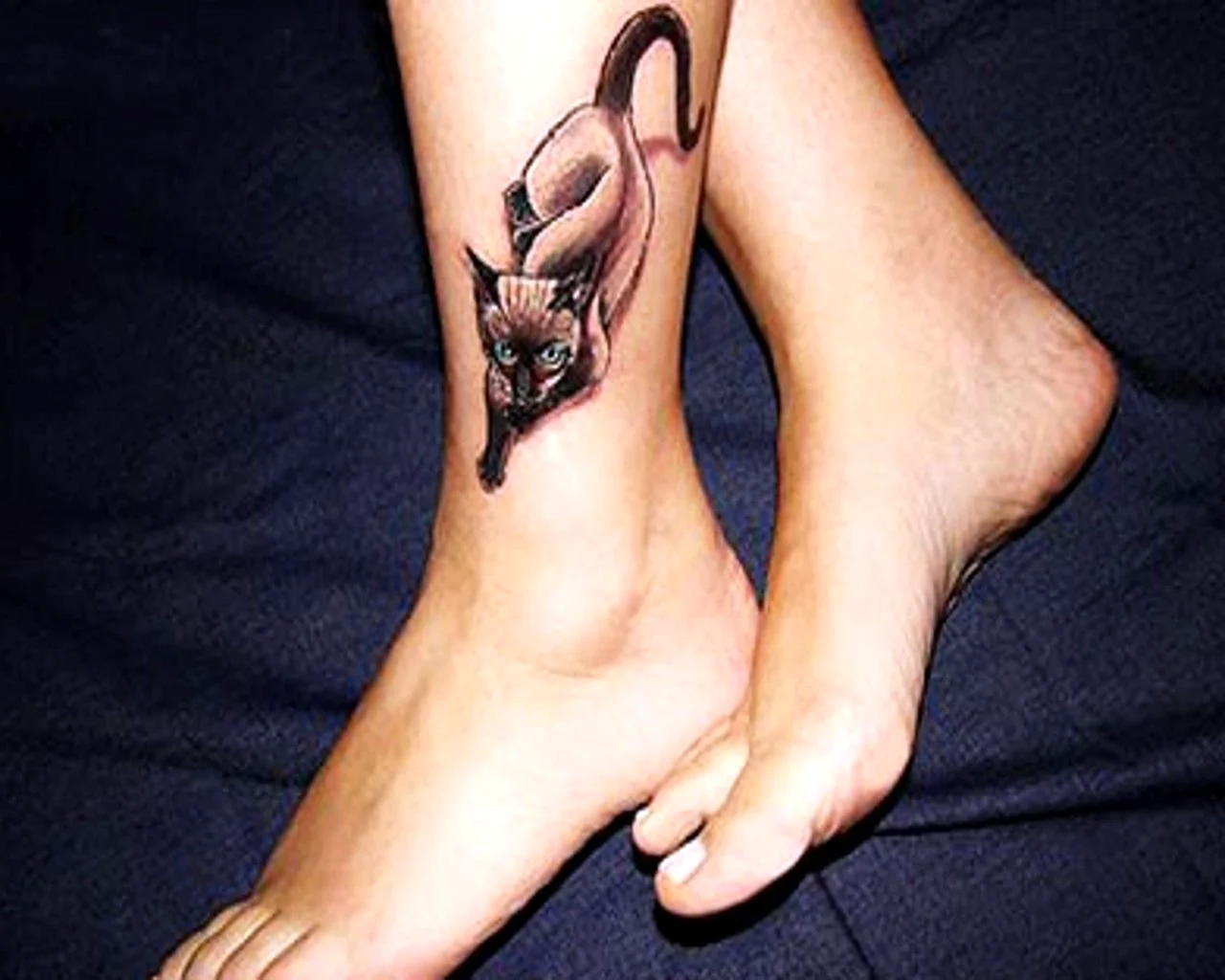 Татуировка кошка на ноге