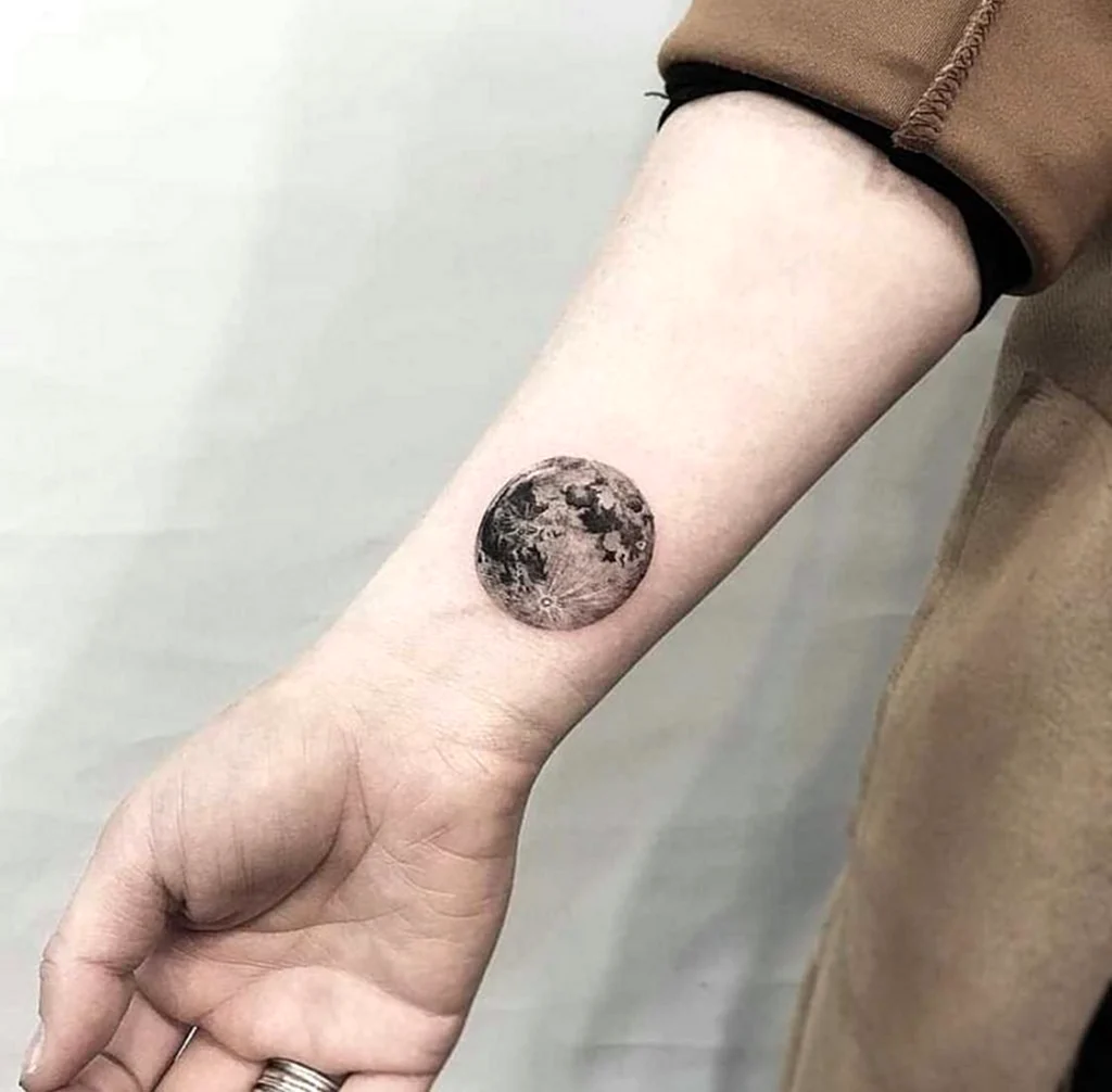 Татуировка Луна на руке