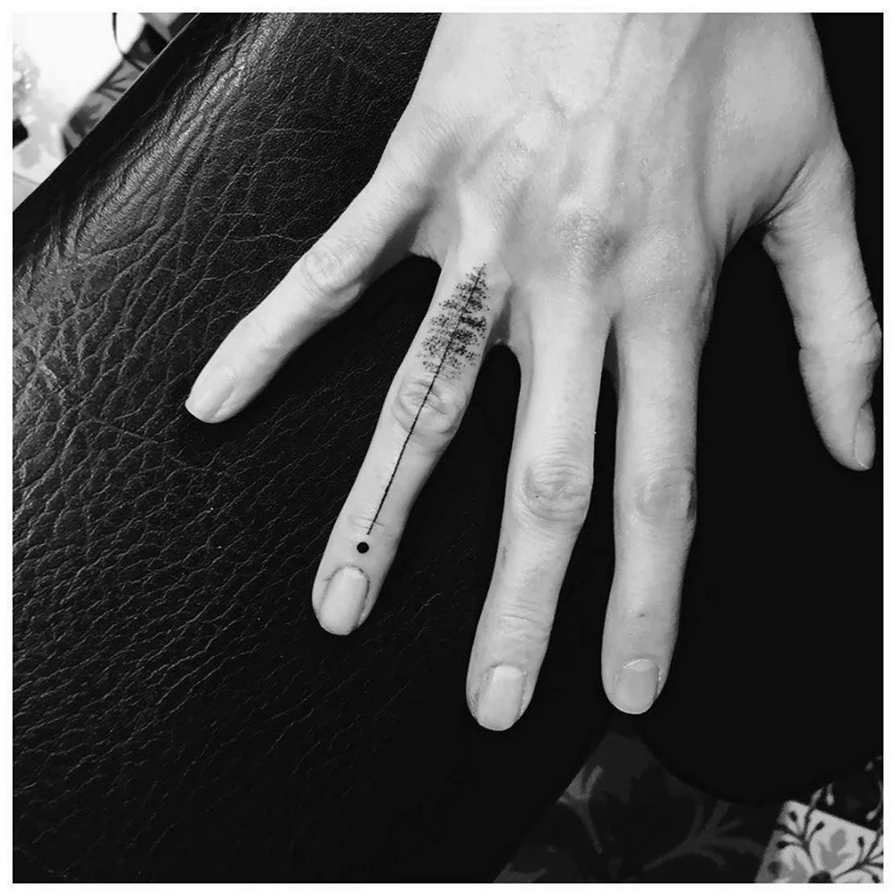 Татуировка между большим и указательным пальцем
