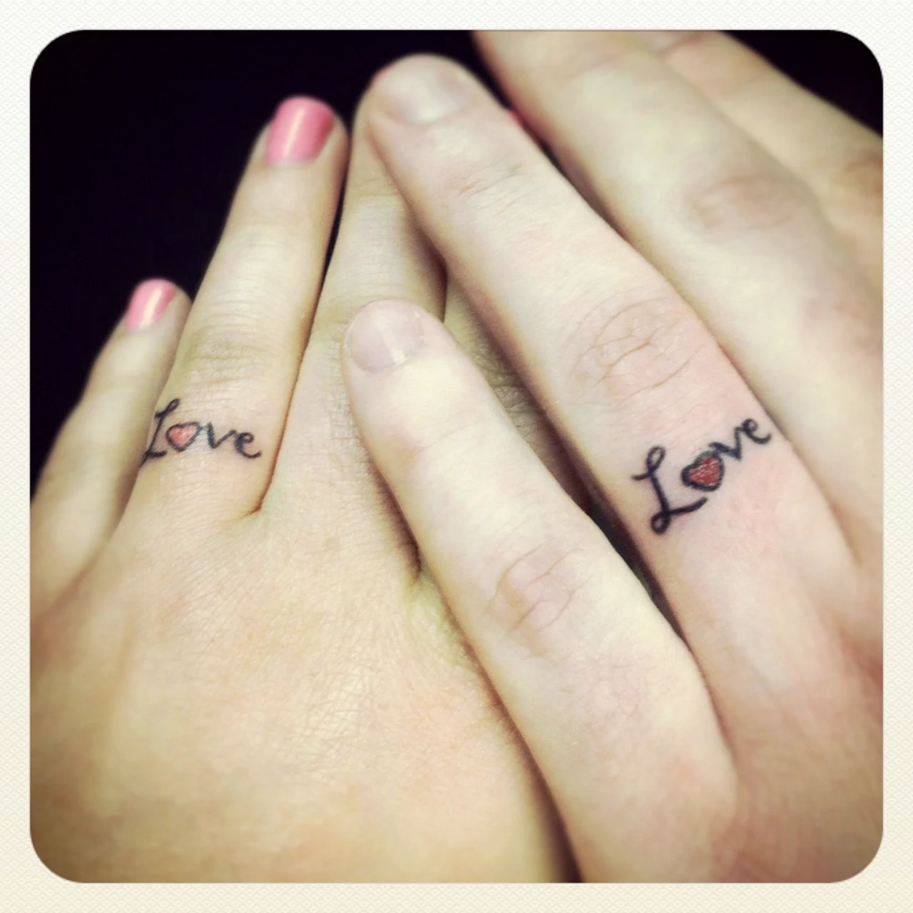 Татуировка на безымянном пальце Love