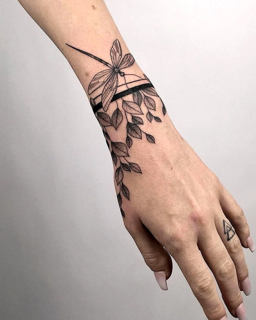 Татуировка на руке женская необычная