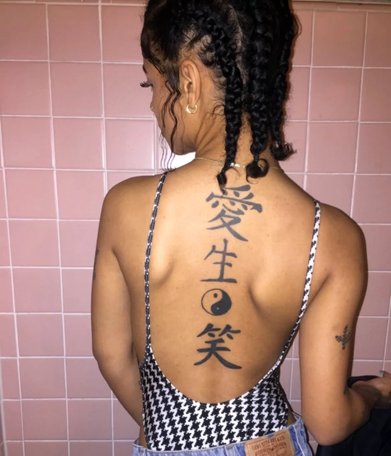 Татуировка на спине иероглифы