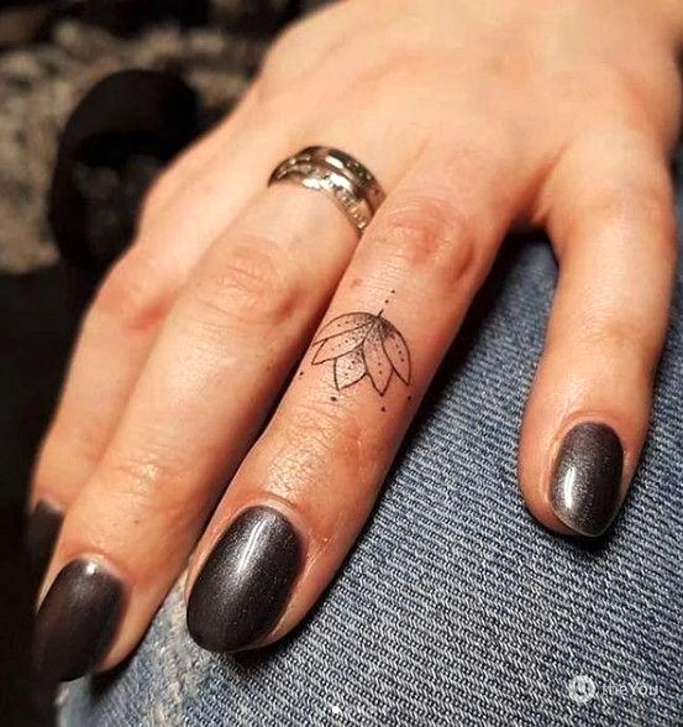 Татуировка на указательном пальце