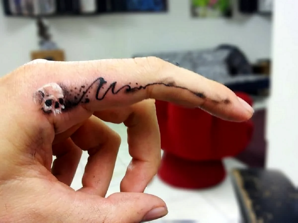 Татуировка на указательном пальце