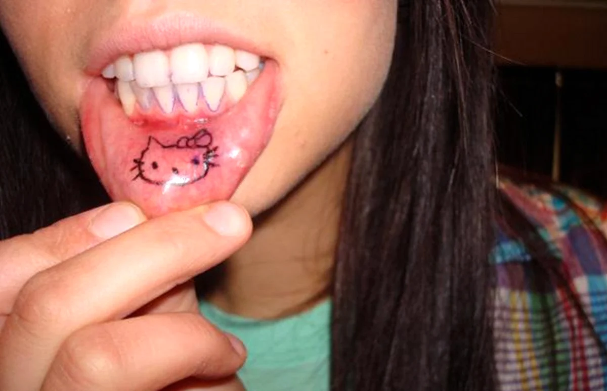 Татуировка на внутренней стороне губы