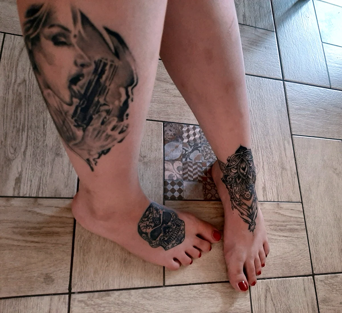 Татуировка на волосатой ноге