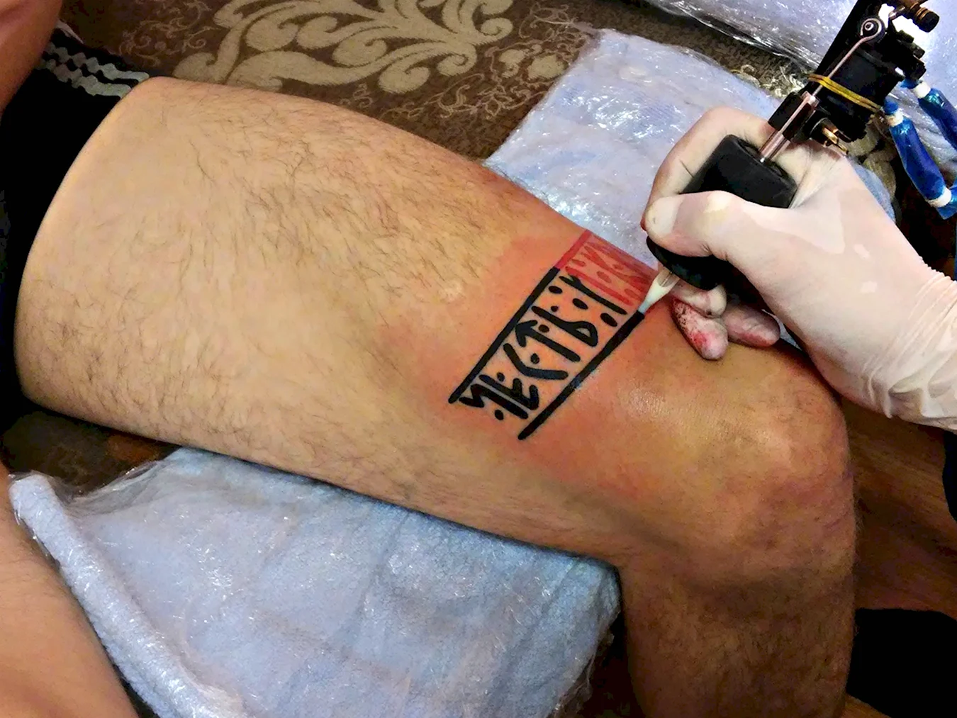 Татуировка над коленом