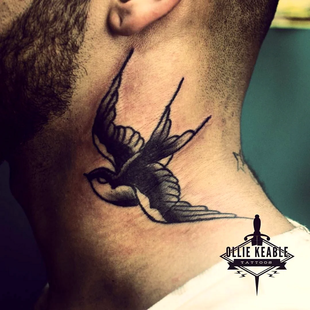 Татуировка птицы на шее мужские
