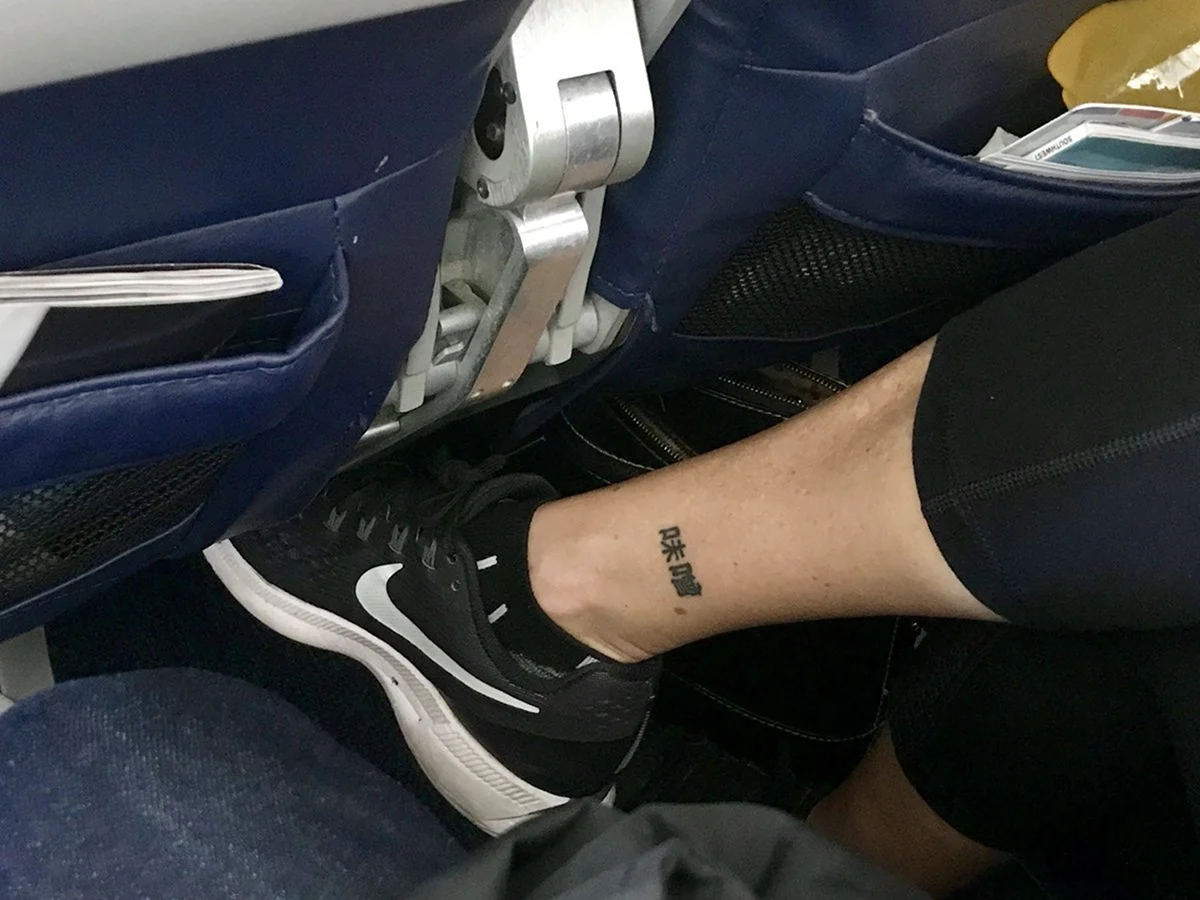 Татуировка самолет на ноге