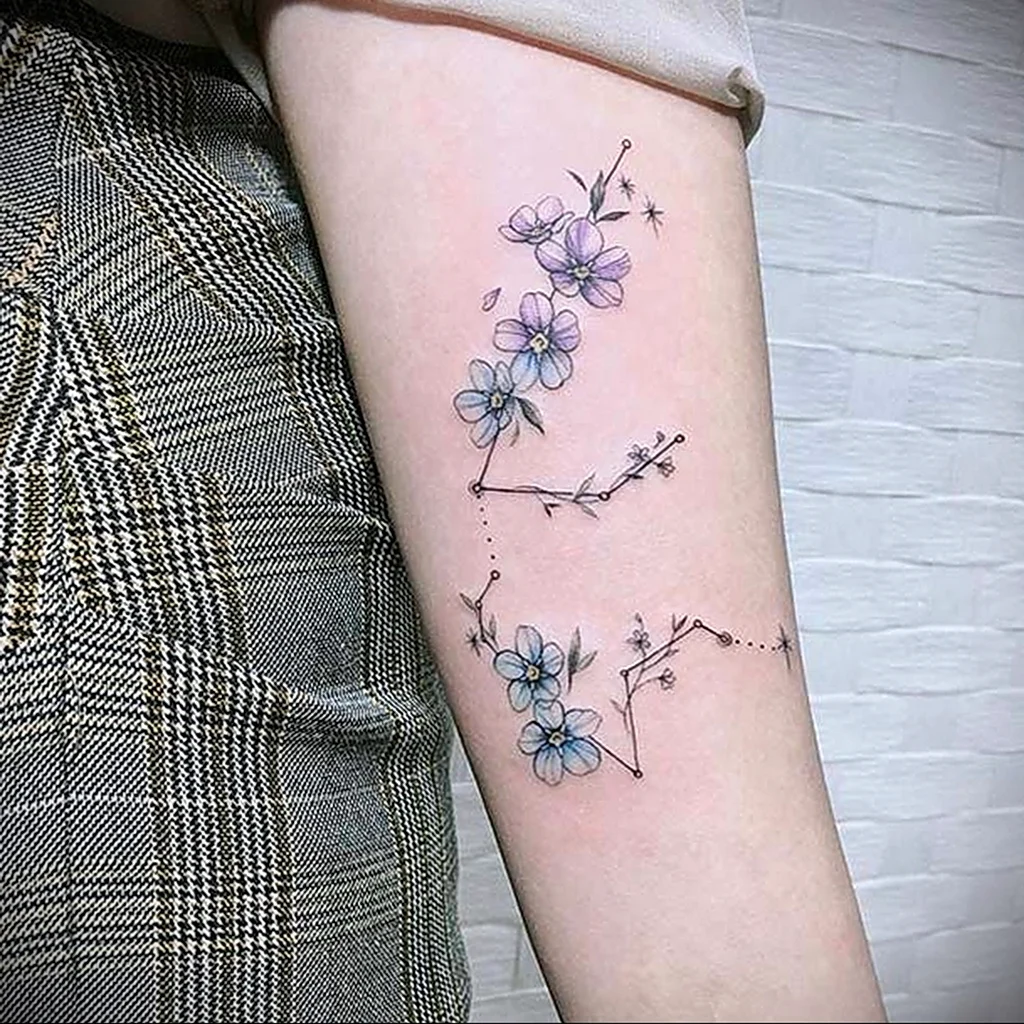 Татуировка созвездия с цветами