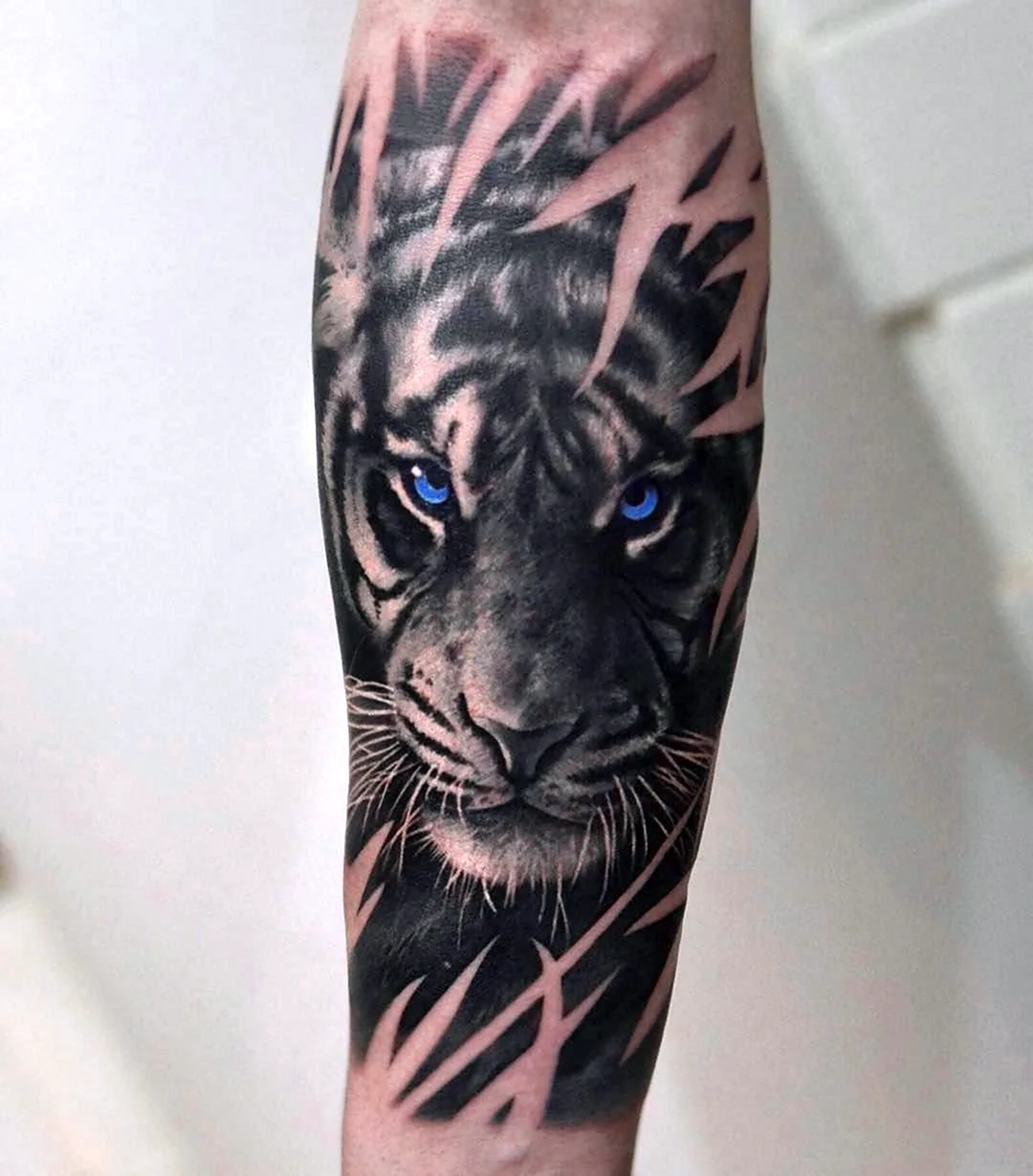 Татуировка тигра на предплечье