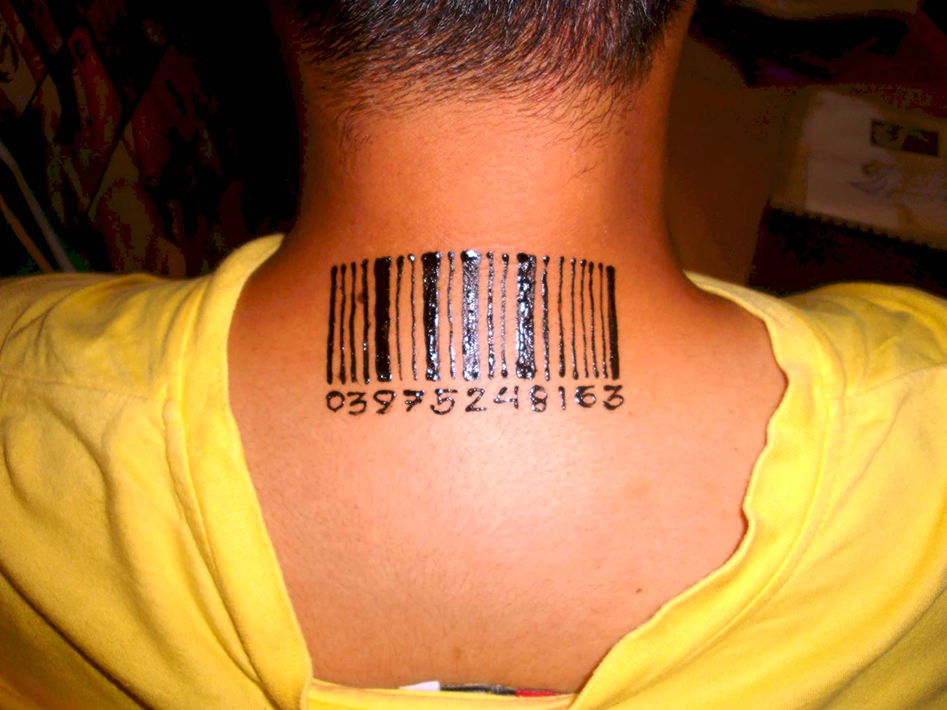 Татуировка в виде штрих кода