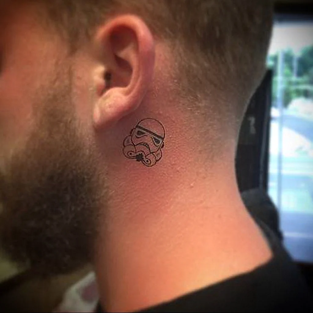 Татуировка за ухом мужская