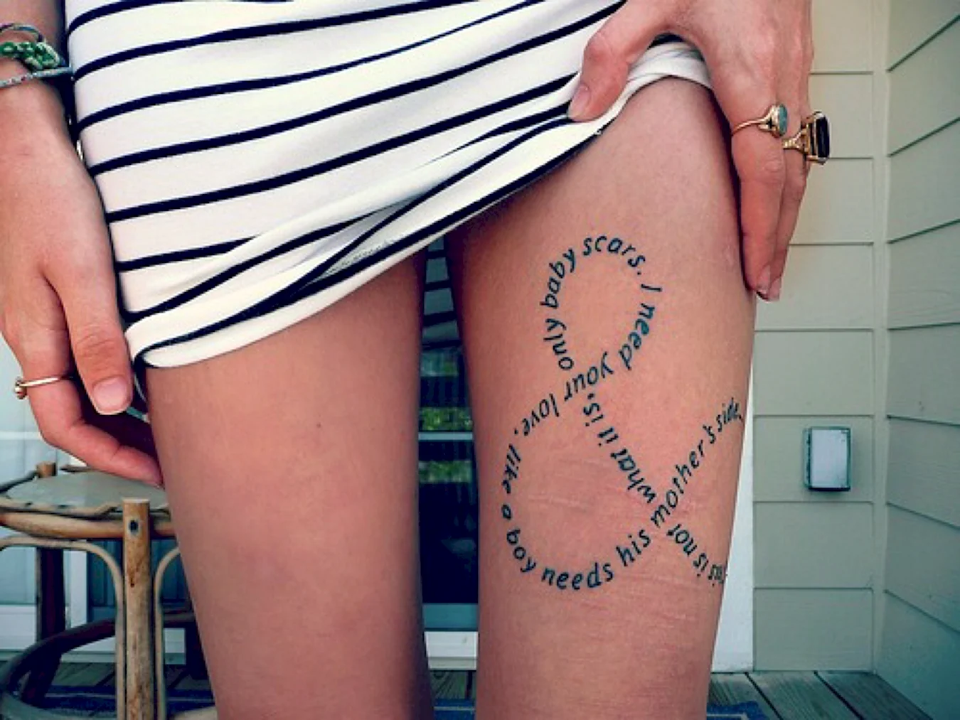 Татуировки для девушек на колене маленькие