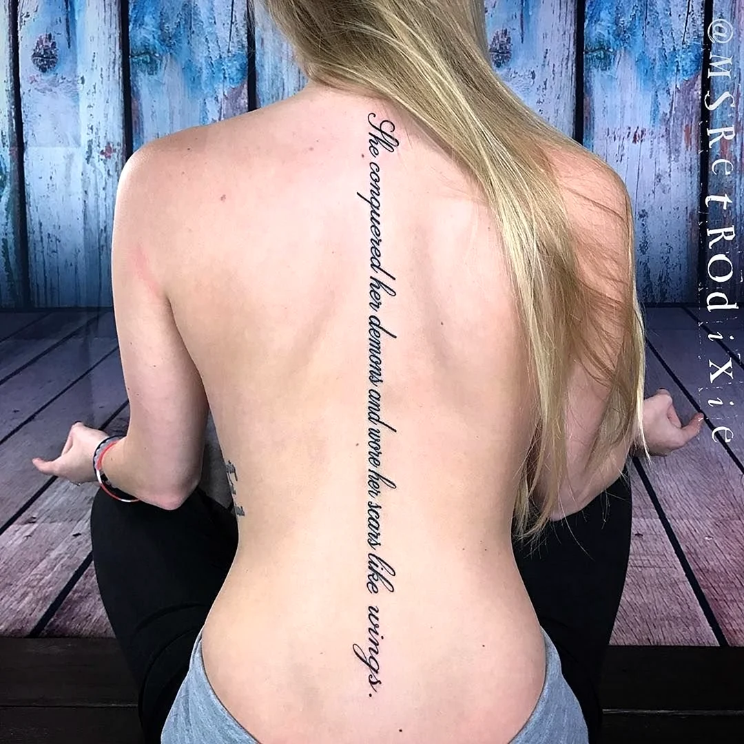 Татуировки для девушек на спине надписи
