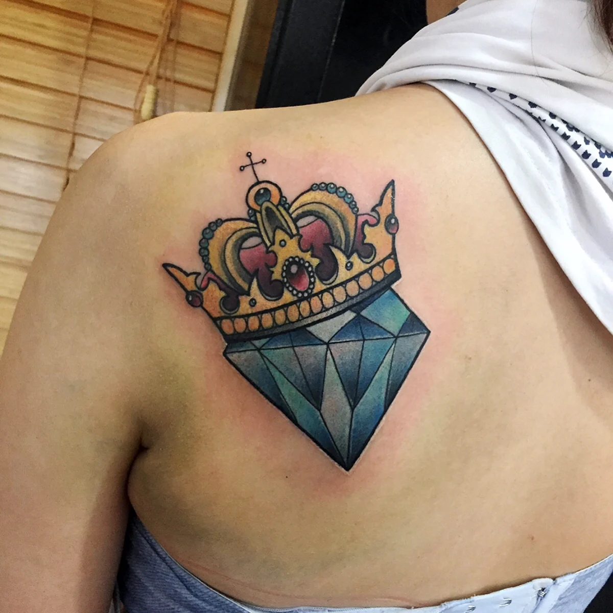Татуировки корона в стиле геометрии