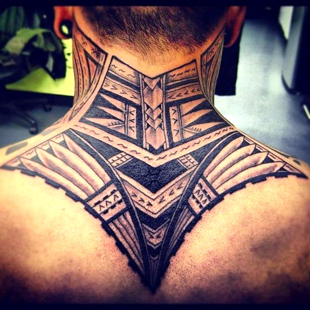 Татуировки мужские на шее сзади