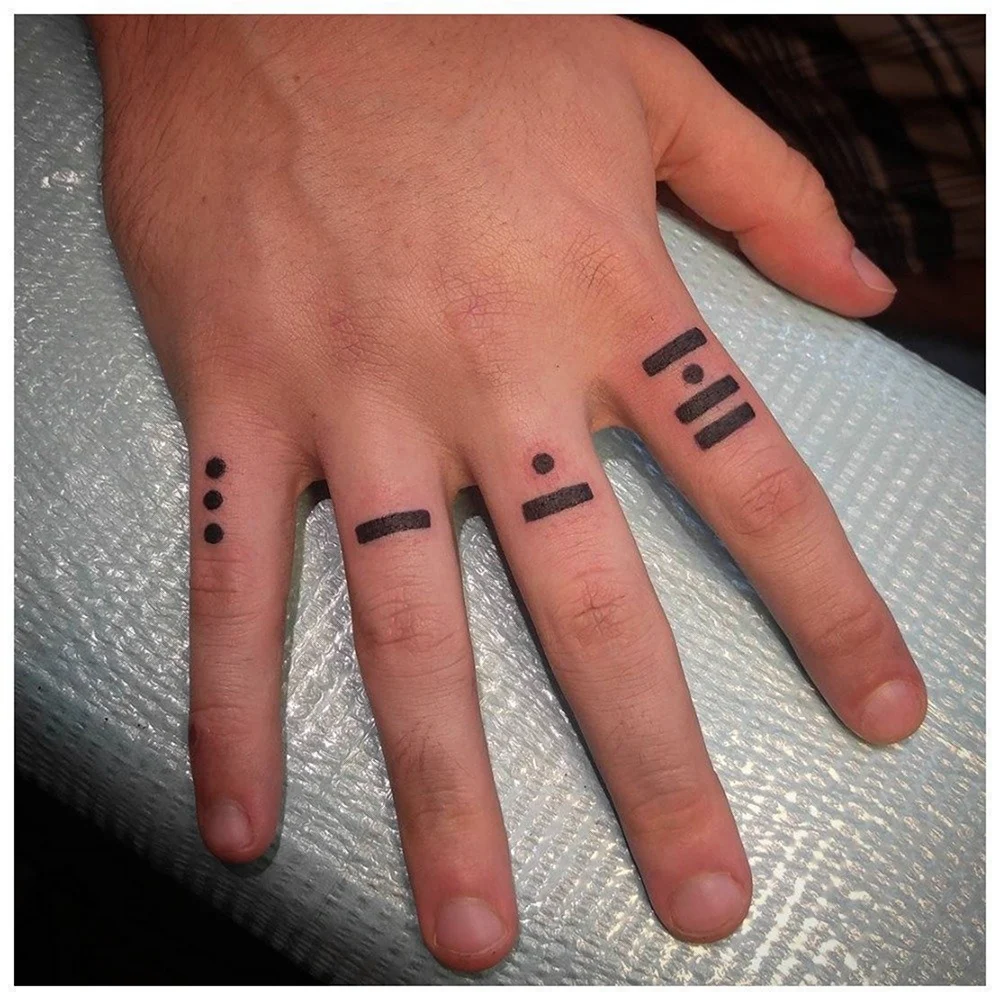 Татуировки на костяшках пальцев