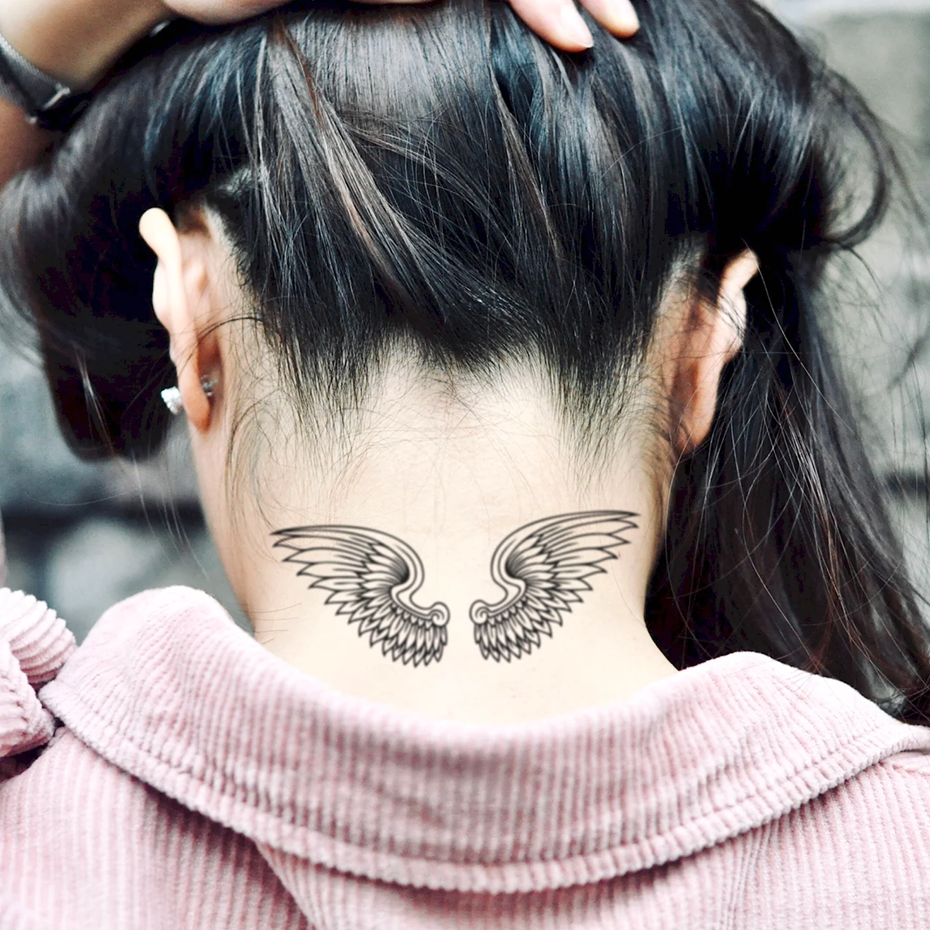 Татуировки на шее для девушек