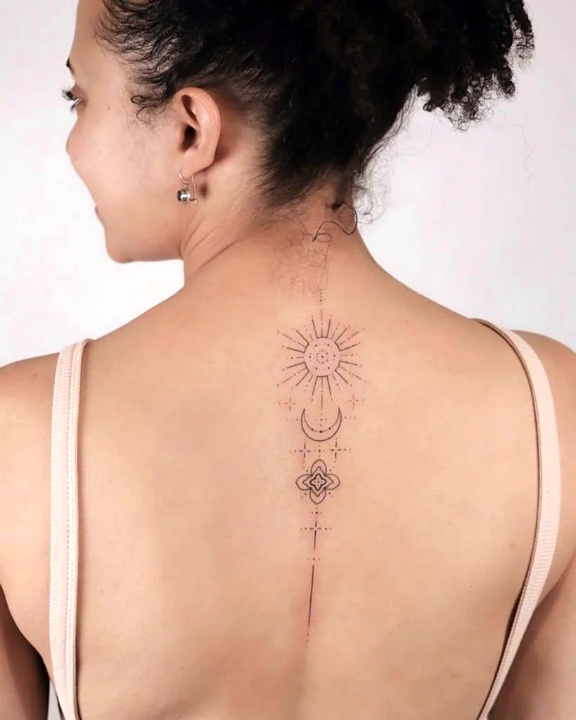 Татуировки на спине женские 2022