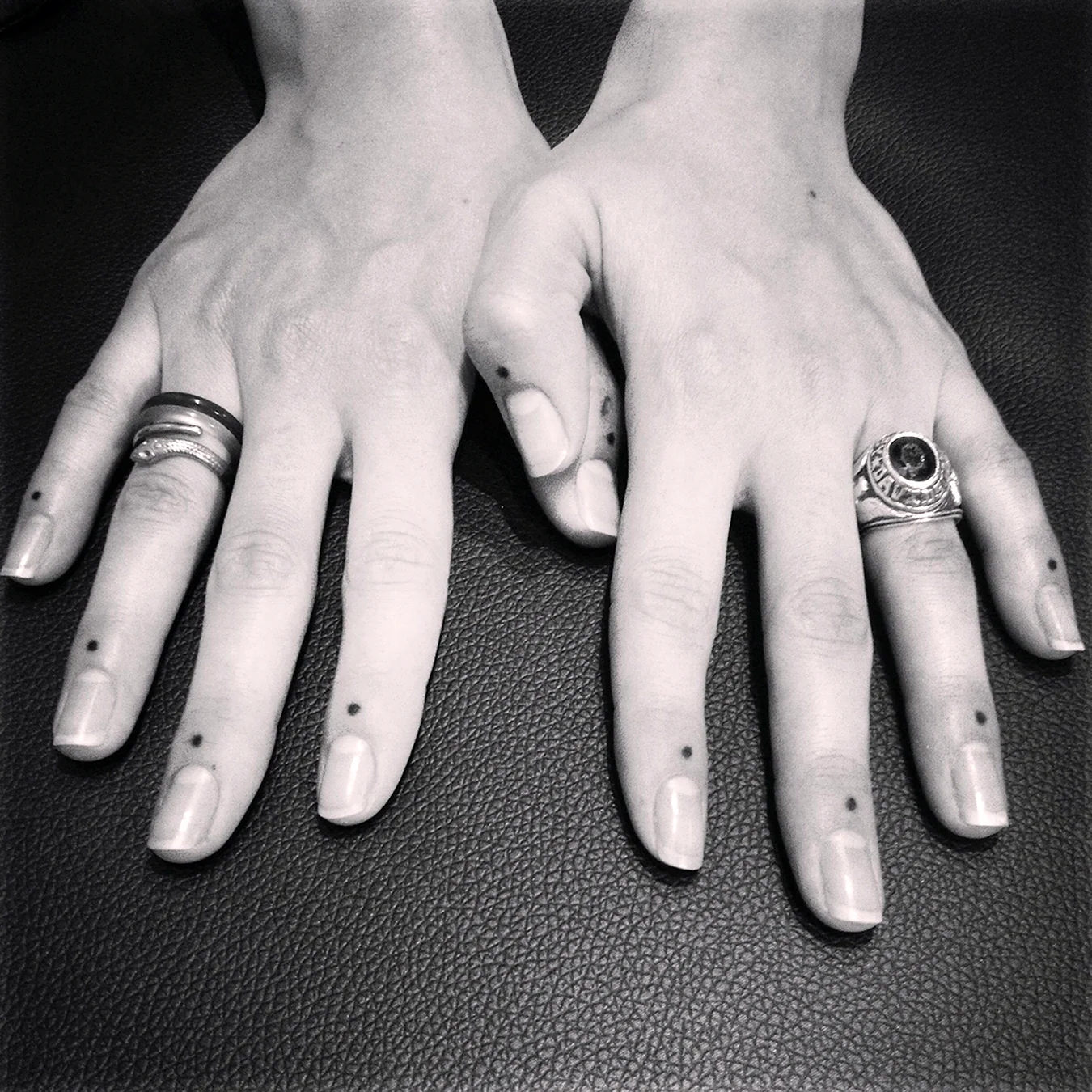Татуировки точки на пальцах