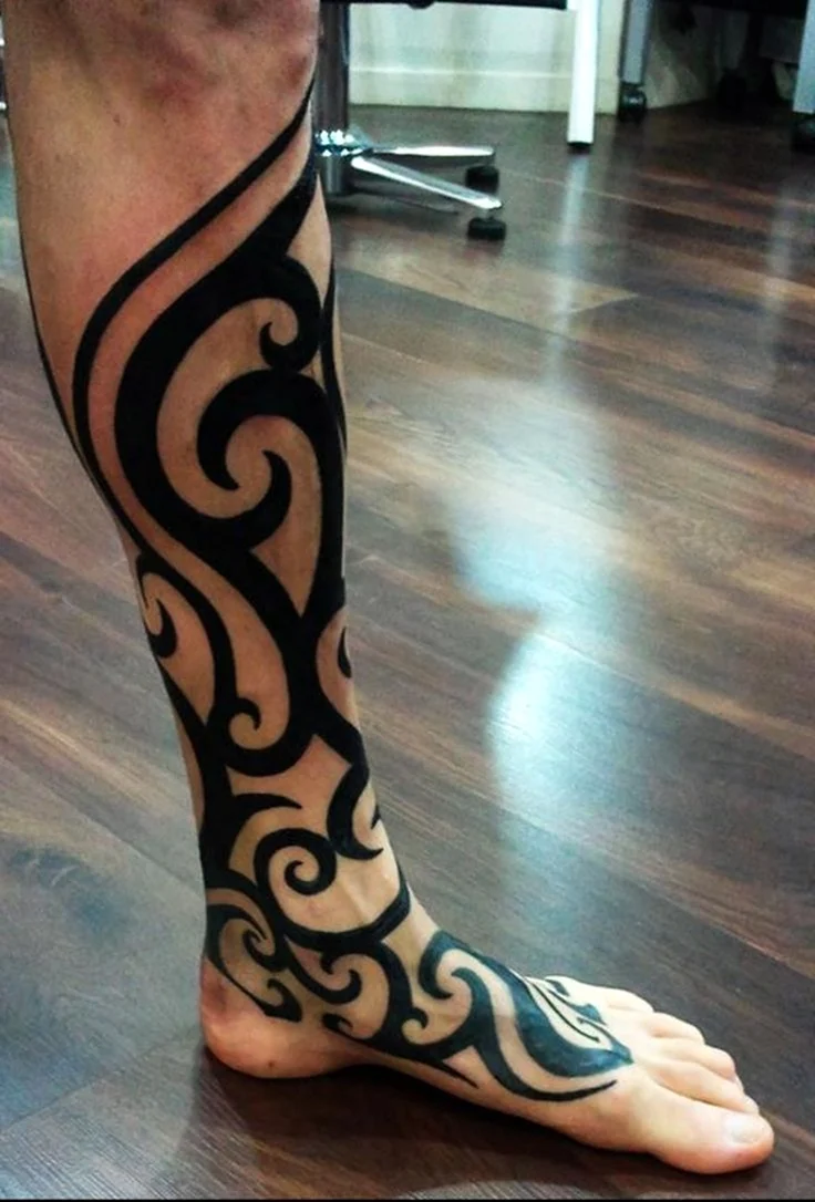 Татуировки трайбл на ногу мужские