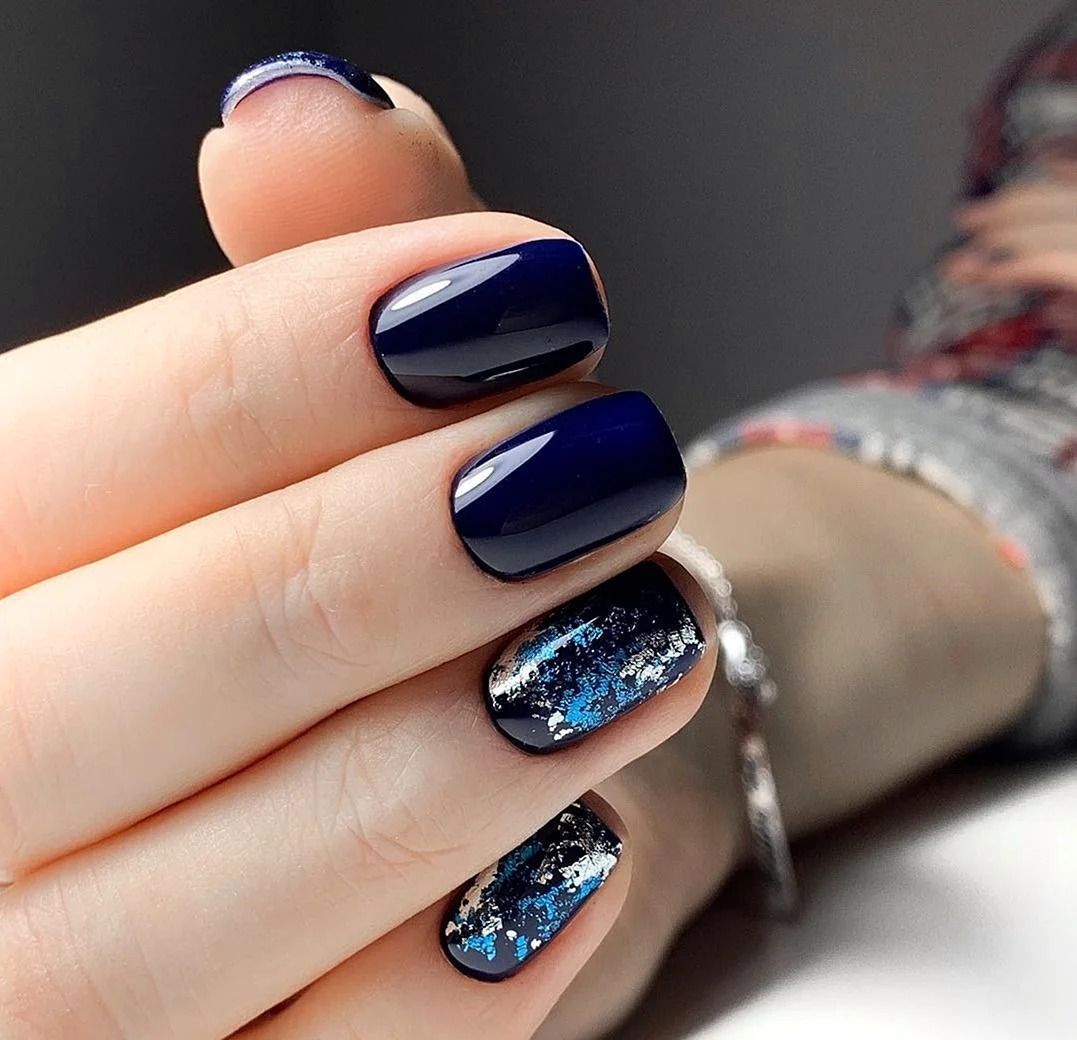 Темно синие ногти