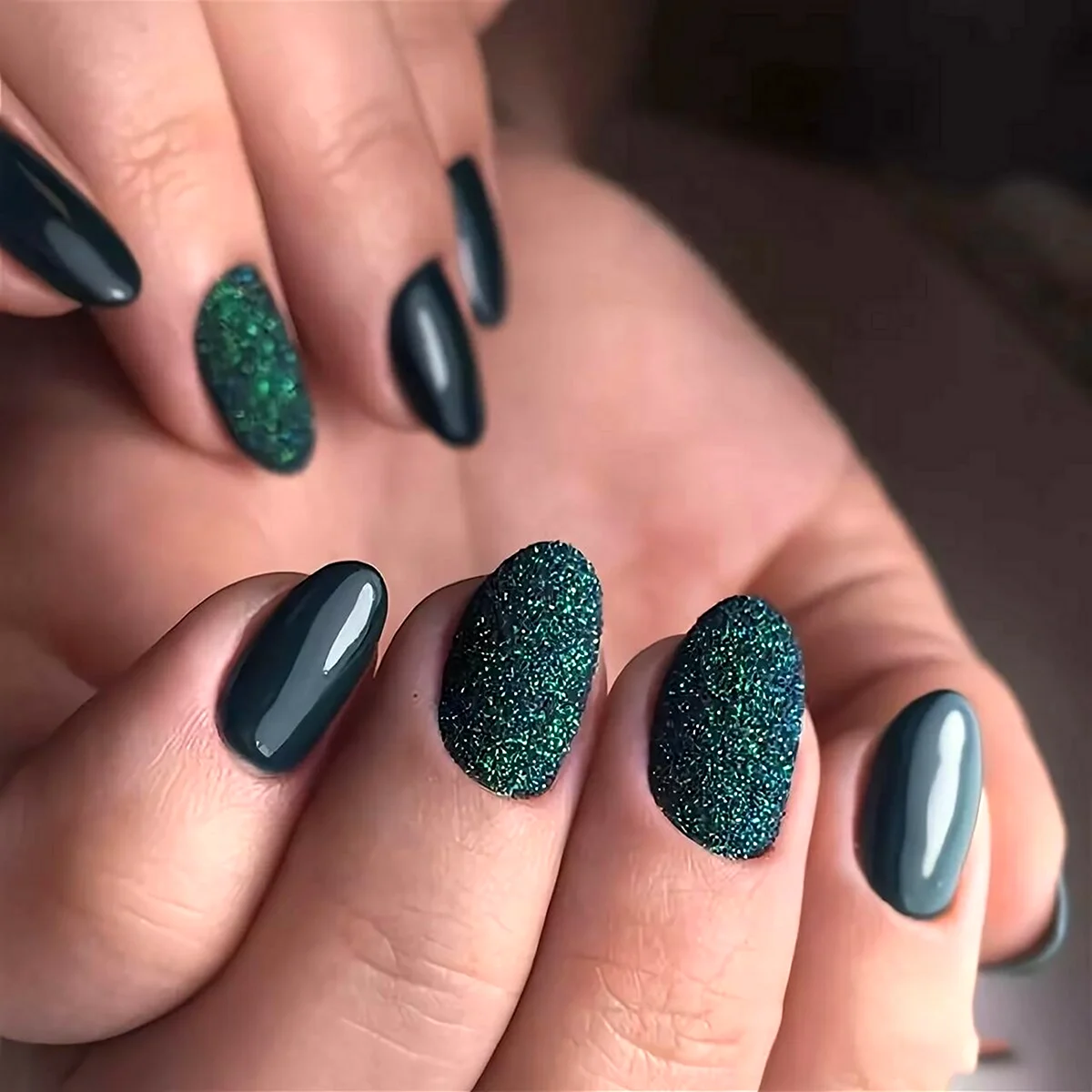 Темно зеленые ногти