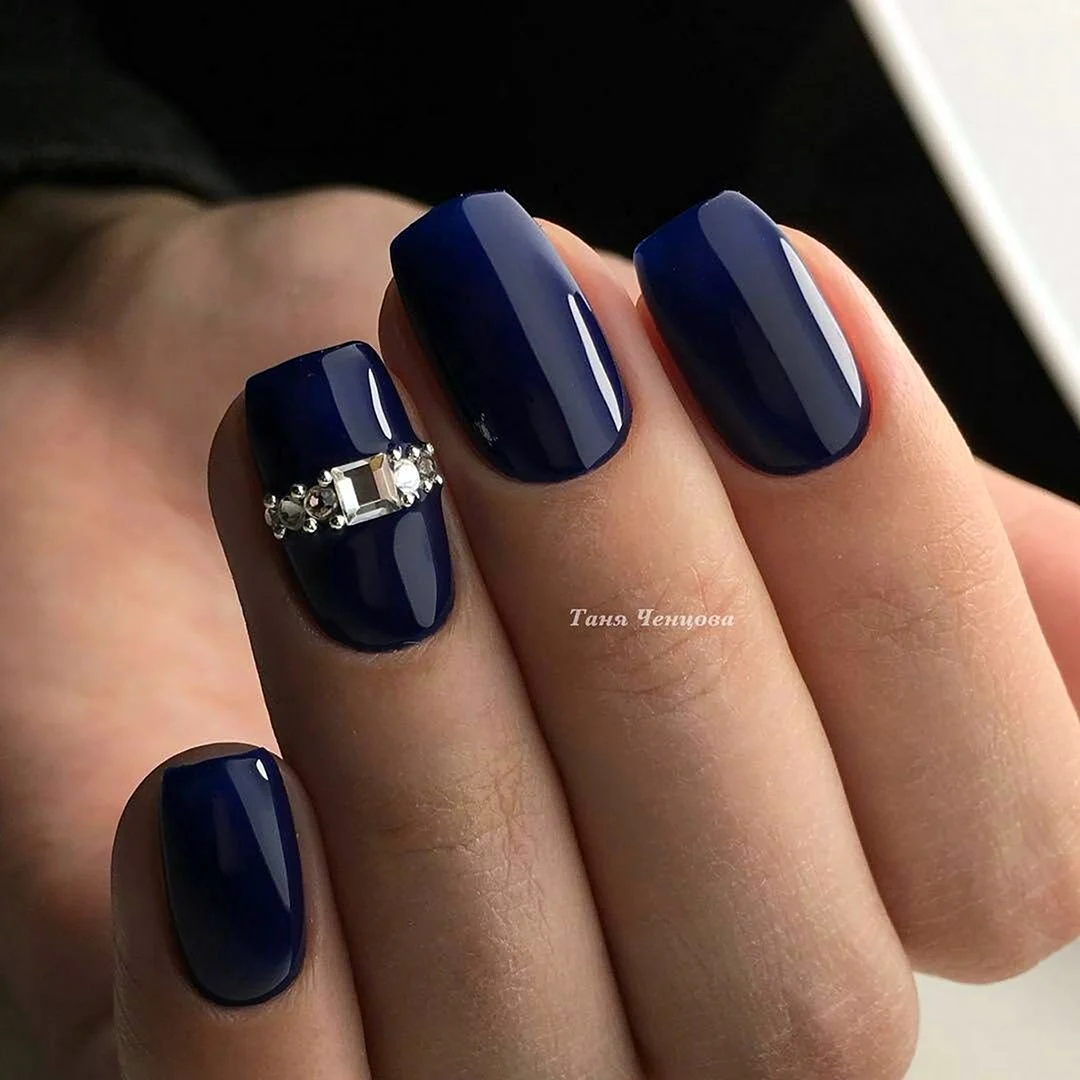 Темно-синий маникюр на коротких ногтях