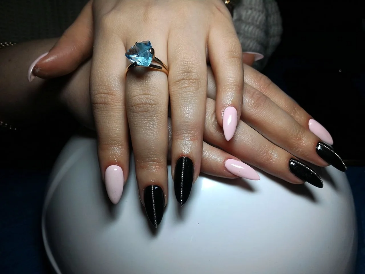 Темный дизайн ногтей миндалевидной формы
