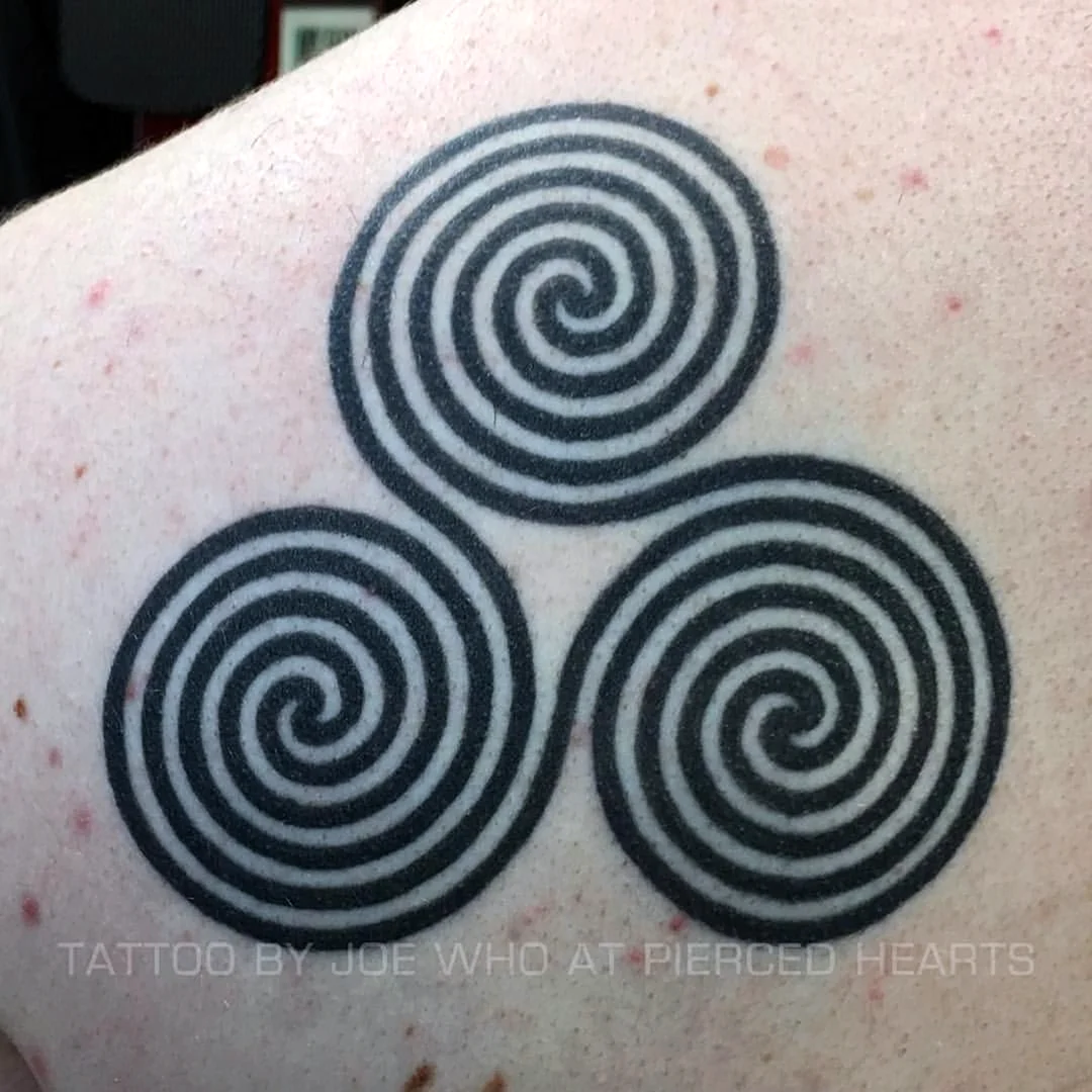 Тройная спираль тату