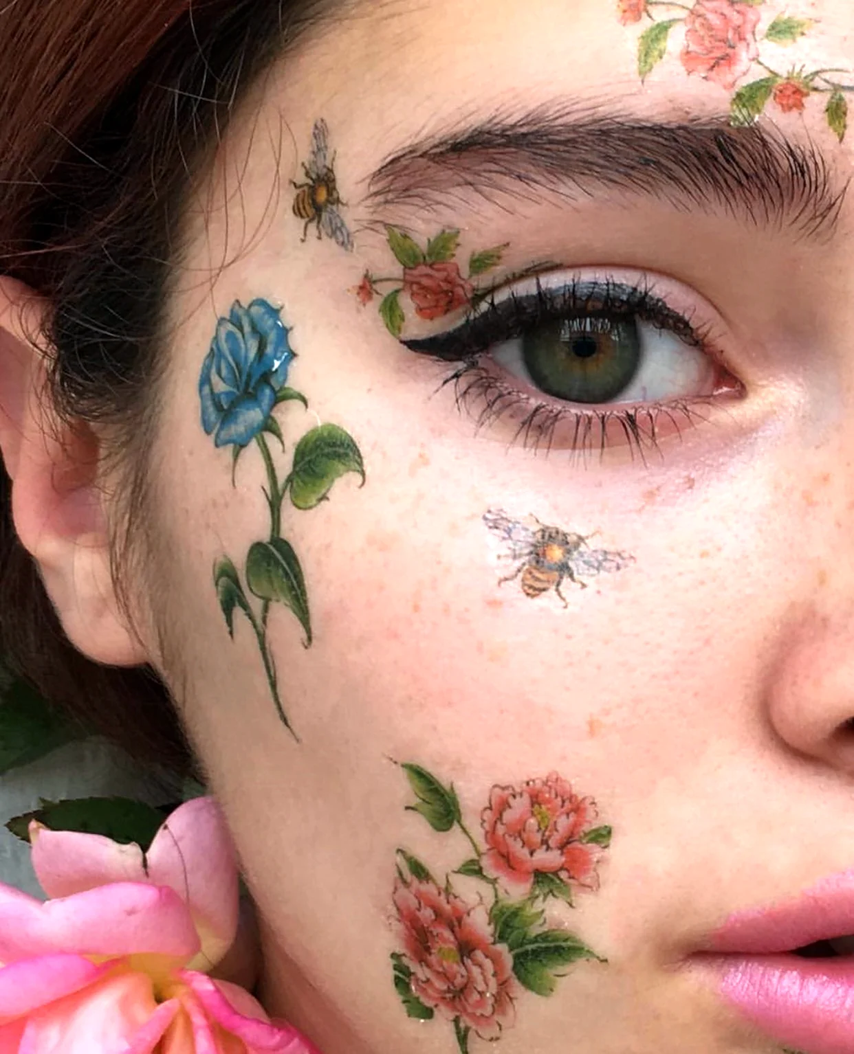 Цветы на лице
