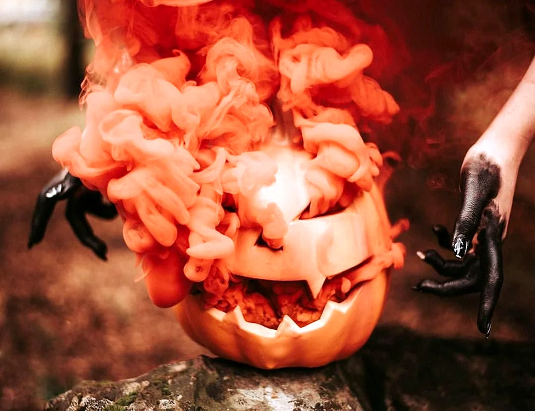 Тыква с дымом на Хэллоуин