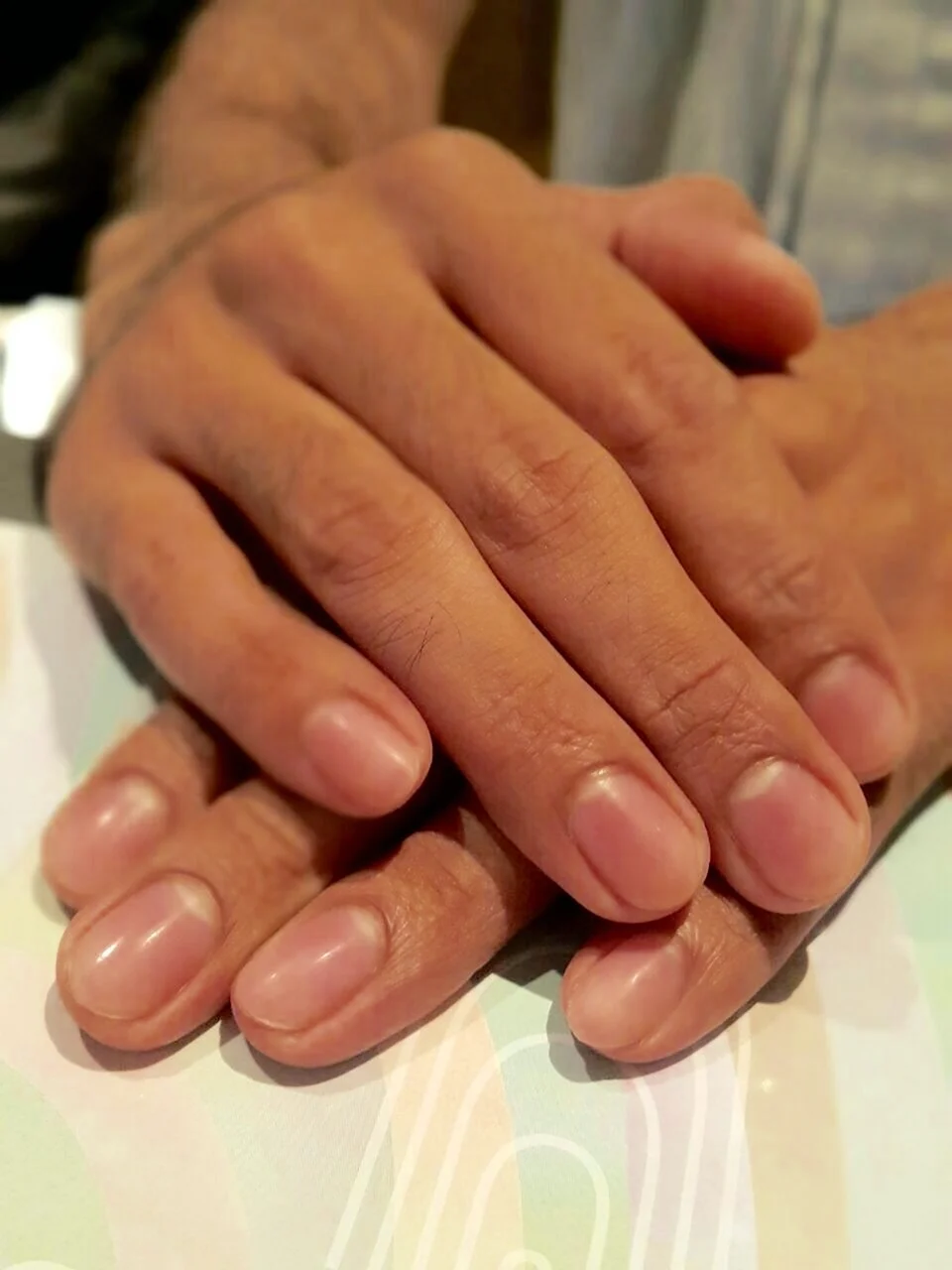 Ухоженные ногти мужчины