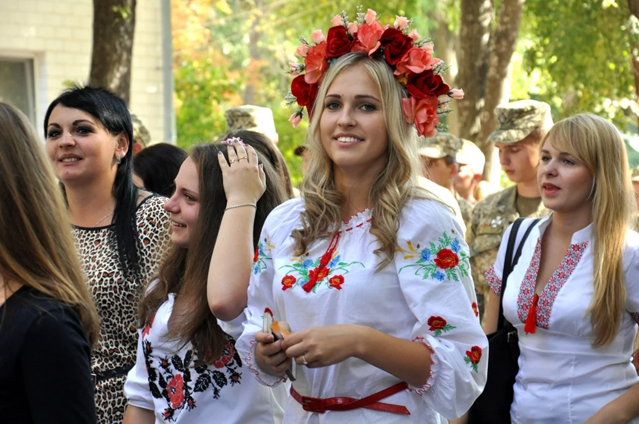 Украинки в вышиванках