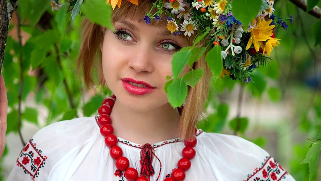 Украинская красавица в национальном костюме