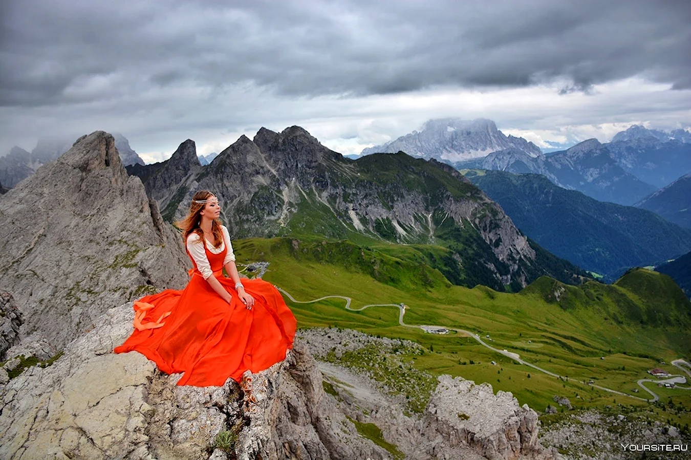 В платье в горах