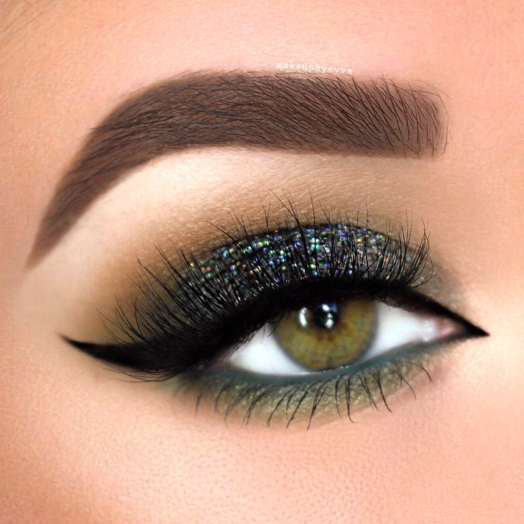 Вечерний макияж со стрелками для зеленых глаз