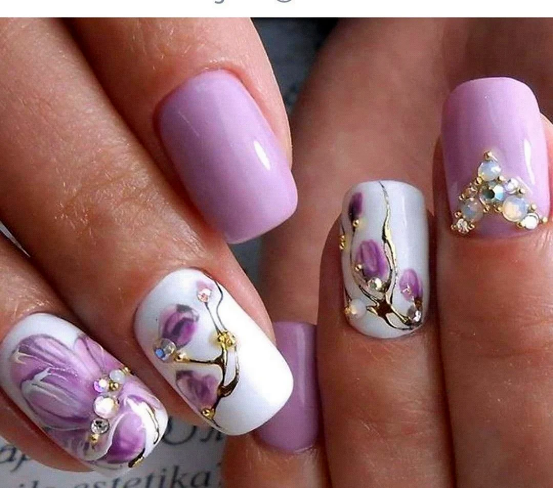 Весенние цветы на ногтях