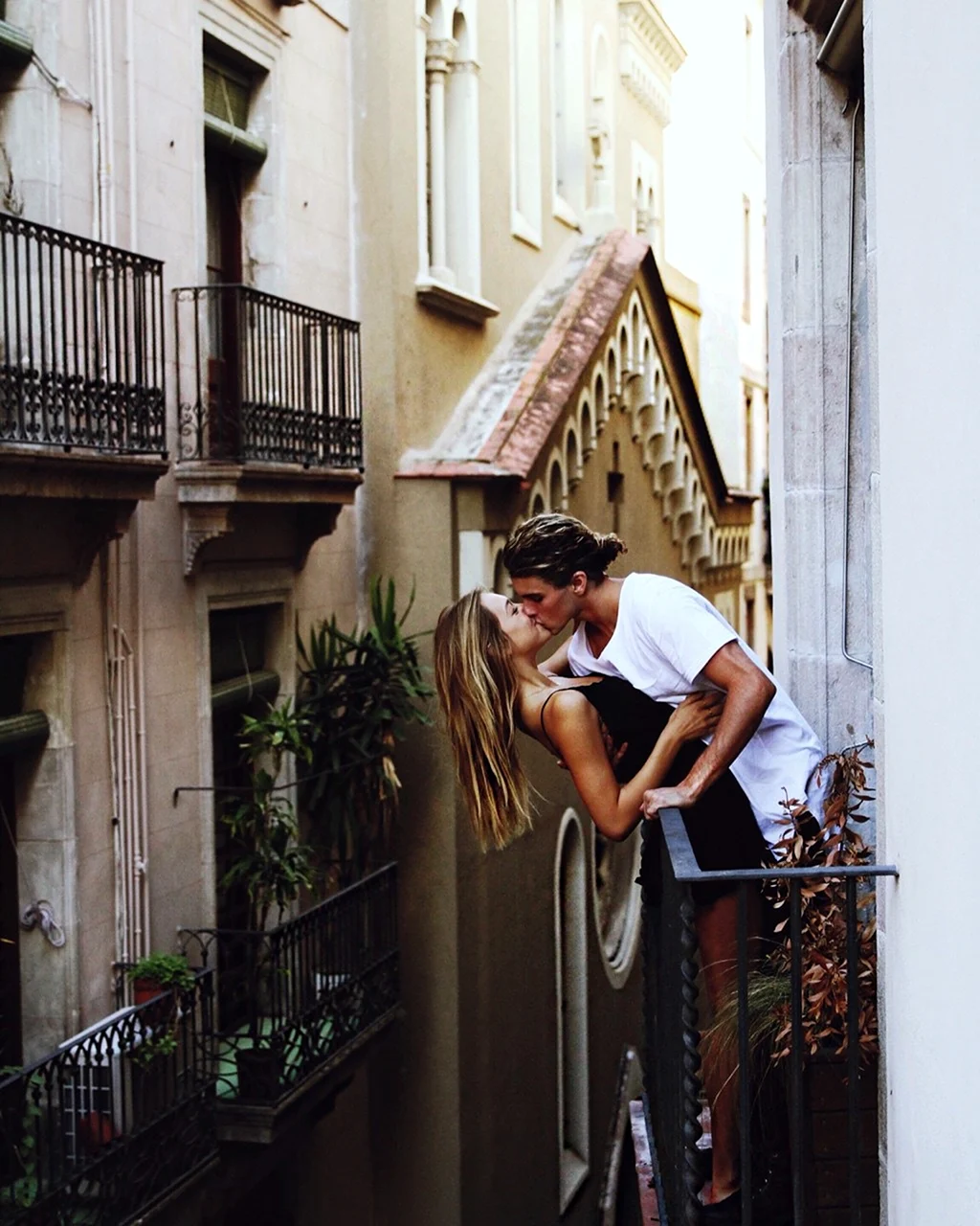 Влюбленные на балконе