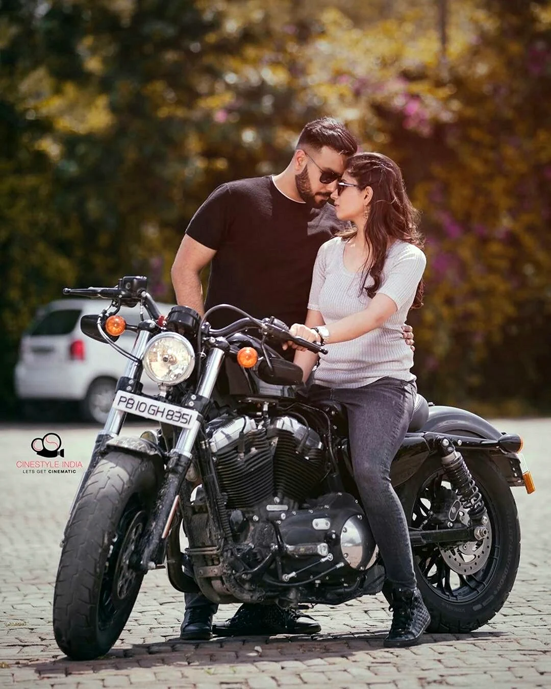 Влюбленные пары на мотоцикле