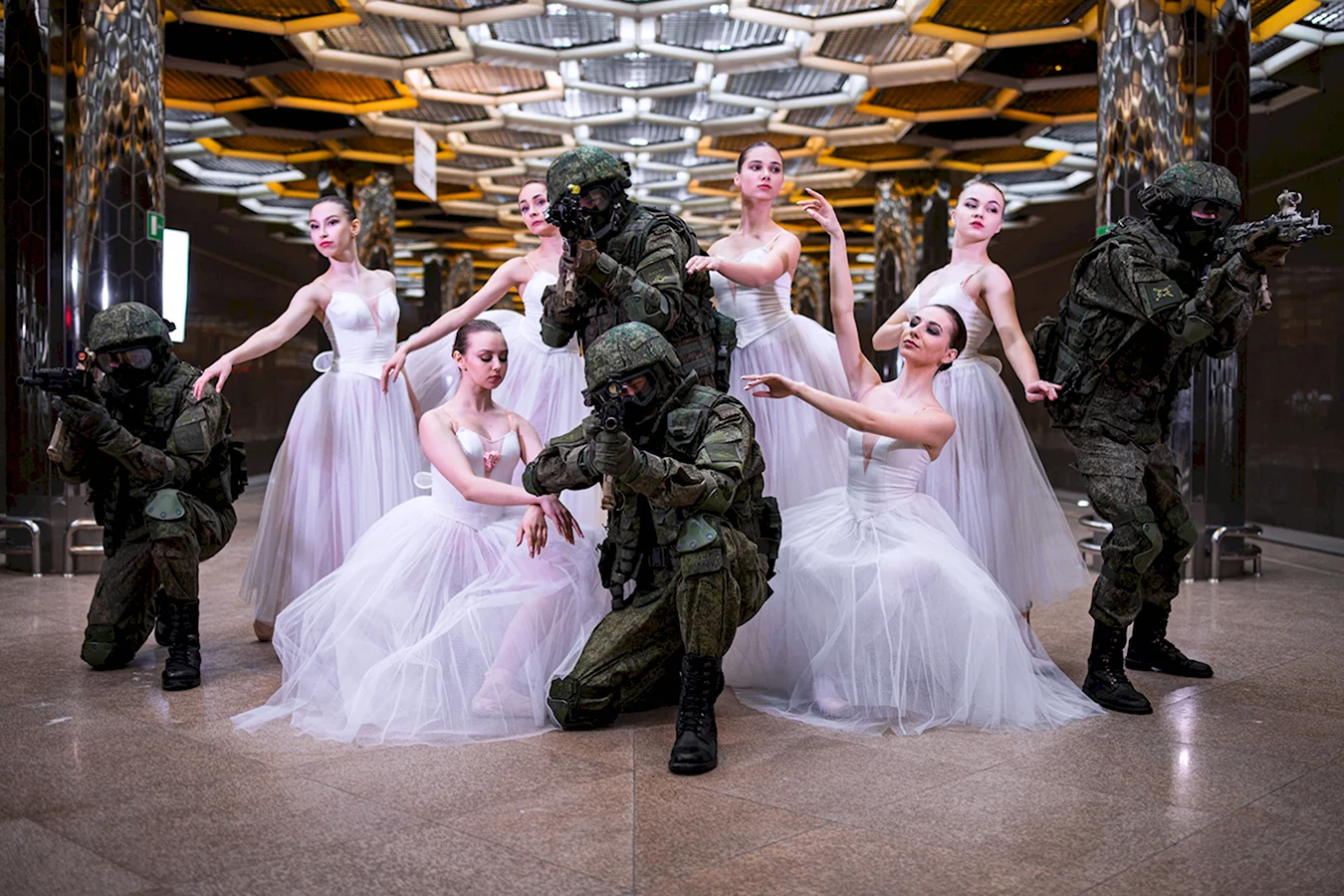 Военные и балерины