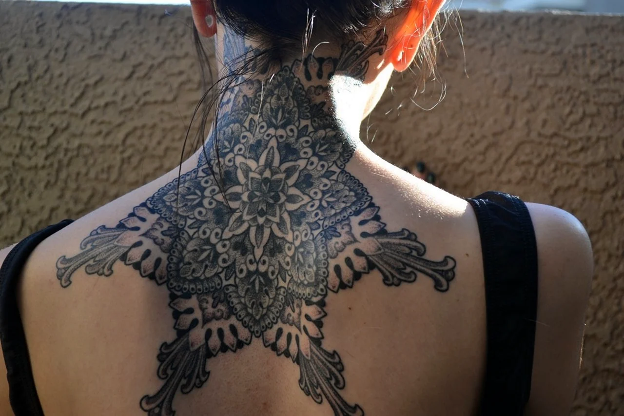 Восточный стиль тату на шее