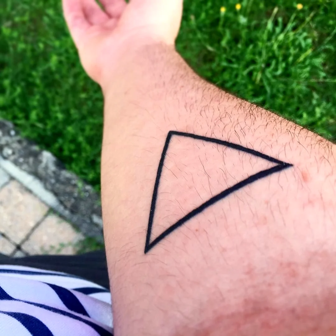 Вырезанный треугольник на руке