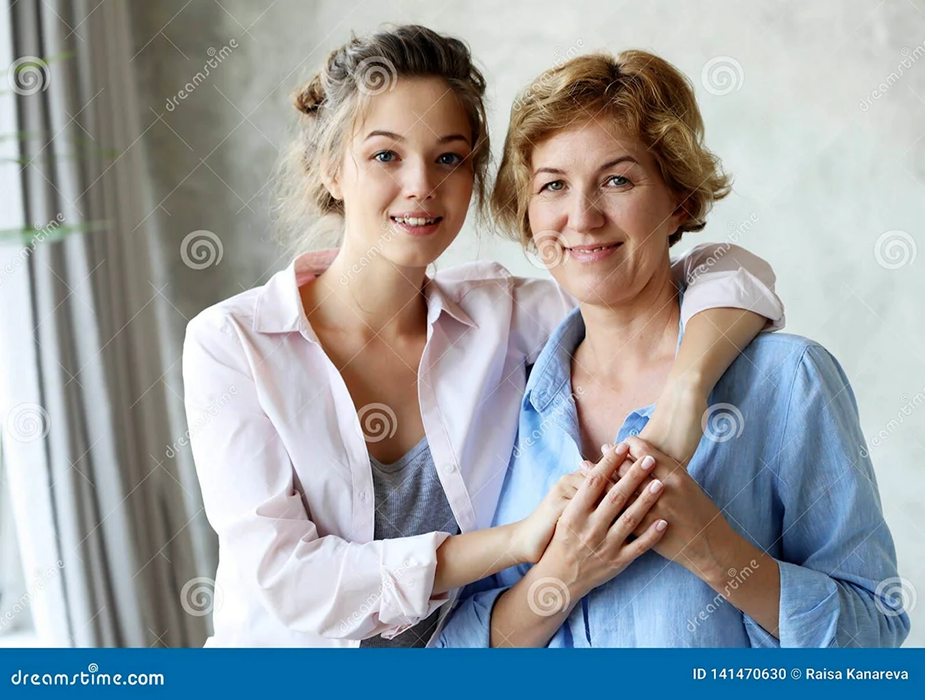 Взрослая дочь обнимает маму
